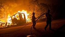 Kalifornii sužují mohutné požáry.