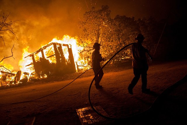 Kalifornii sužují mohutné požáry.