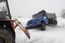 Nejhorší situace na Chebsku je v oblasti Slavkovského lesa. Nedaleko od Mnichova zapadl i nákladní automobil Tatra. Vyprostit ho musel přivolaný traktor.
