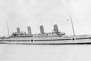 HMHS Britannic, sesterský parník Olympicu a Titaniku, poté, co se z něj za 1. světové války stala plovoucí nemocnice převážející zraněné vojáky ze Středomoří do Velké Británie