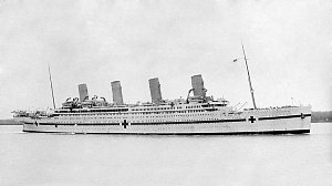 HMHS Britannic, sesterský parník Olympicu a Titaniku, poté, co se z něj za 1. světové války stala plovoucí nemocnice převážející zraněné vojáky ze Středomoří do Velké Británie