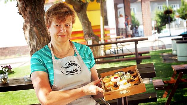 Zdeňka Poštulková s dobrotami z jejich rodinné Tvarůžkové cukrárny v Lošticích.