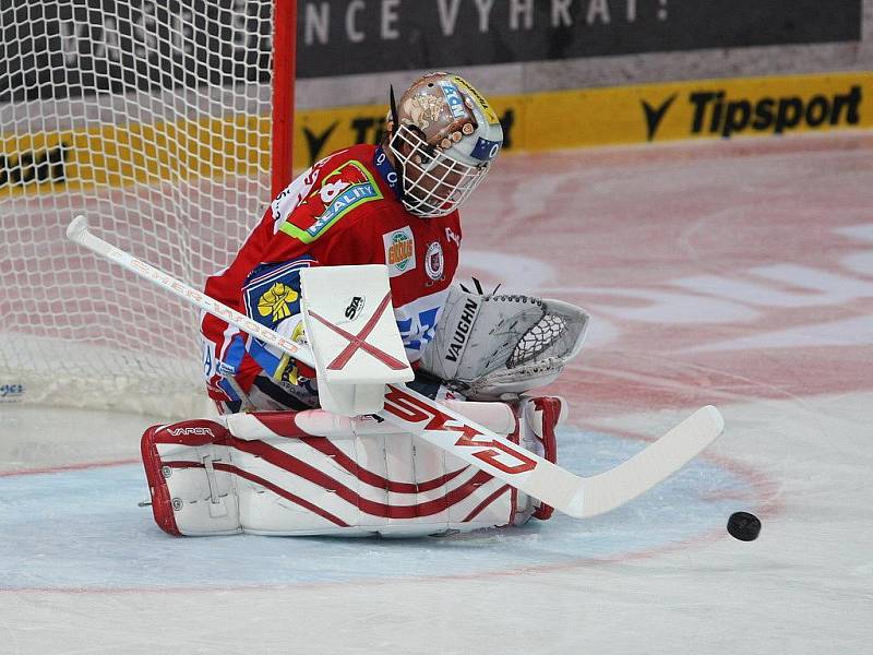 Pardubický brankář Dominik Hašek zasahuje na ledě Plzně.