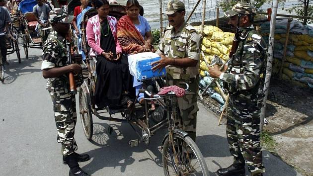 Indičtí vojáci provádějí kontrolu na hranicích s Nepálem.
