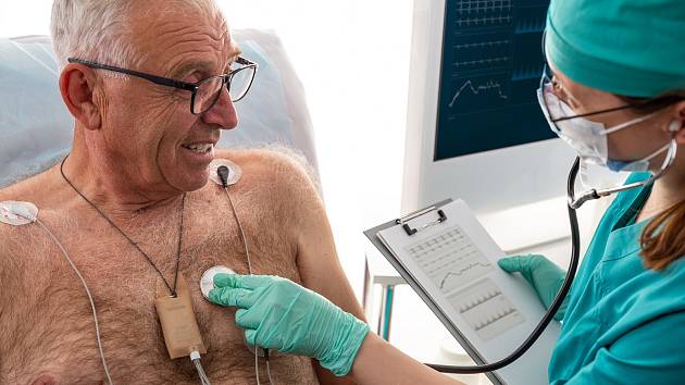 Pacientům se srdečními obtížemi trvá dny i týdny, než navštíví lékaře. Správně si nevysvětlí své příznaky. Shutterstock