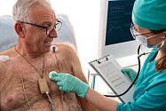 Pacientům se srdečními obtížemi trvá dny i týdny, než navštíví lékaře. Správně si nevysvětlí své příznaky. Shutterstock