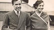 Slavní manželé Amy a Jim, přezdívaní tiskem The Flying Sweethearts (létající zamilovaní), v roce 1937