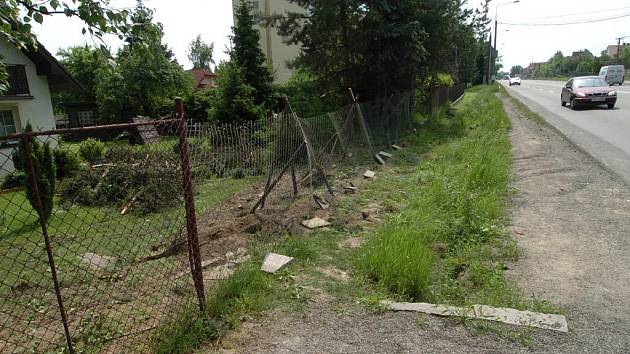 PO NEHODĚ. Takovou spoušť způsobil řidič autobusu, kerý havaroval na ulici PLzeńské v Ostravě.