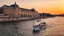 Kavárenský život a historické památky jsou tím, co turisté oceňují na Paříži nejvíce. Na snímku Musée d'Orsay, muzeum, které vzniklo v bývalém železničním nádraží.