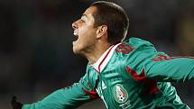 Javier Hernandez oslavuje klíčový gól do sítě Francie.