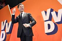 Nizozemský premiér Mark Rutte muže slavit, jeho Lidová strana pro svobodu a demokracii vyhrála parlamentní volby.