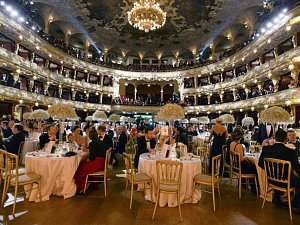Ples v Opeře, který se konal ze soboty na dnešek, v historické budově Státní opery v Praze zahájily violoncellistka Terezie Kovalová a zpěvačka Tonya Gravesová hudbou z příběhů Jamese Bonda.