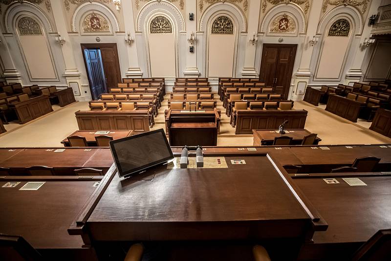 Rekonstruovaný hlavní sál Poslanecké sněmovny před prvním zasedání po volbách 15. listopadu v Praze. Na snímku pohled z předsednického místa.