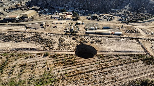 Letecké snímky zveřejněné chilskými médii ukazují, že díra vytěžená kanadskou společností Lundin Mining má průměr přibližně pětadvacet metrů.