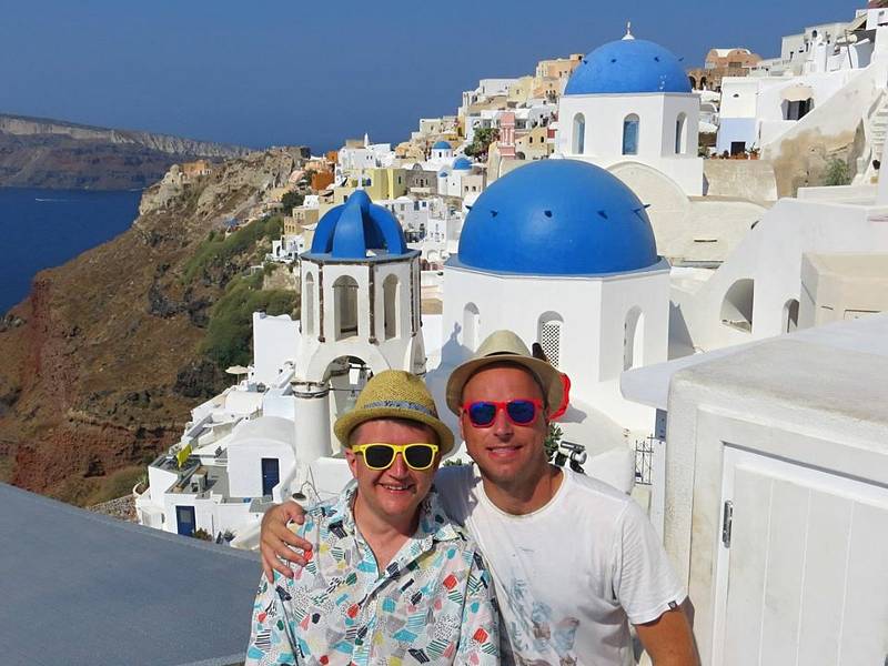 Registrovaný manželský pár Robert Zauer (40 let) a Tomáš Kavalec (38 let) z Teplic, selfíčka z cestování po světě. Na ostrově snů Santorini.