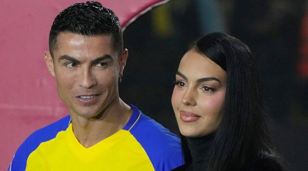Cristiano Ronaldo se svou partnerkou Giorginou na slavnostním přivítání v Rijádu.