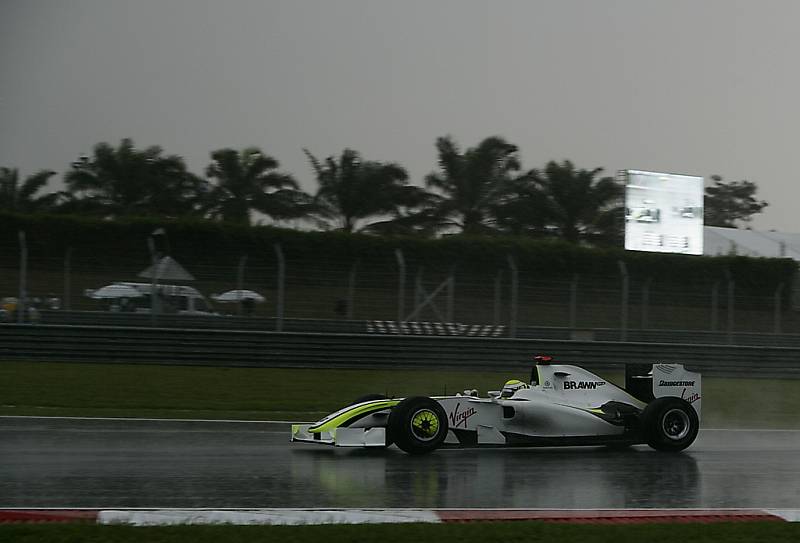 Jenson Button v Brawnu si jede pro vítězství v GP Malajsie.