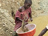 Dětská práce v dolech v Africe