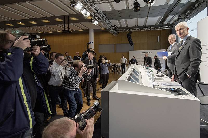 Tisková konference vedení automobilky Volkswagen na podzim 2015, kdy vypukl skandál s úpravou softwaru dieselových motorů.