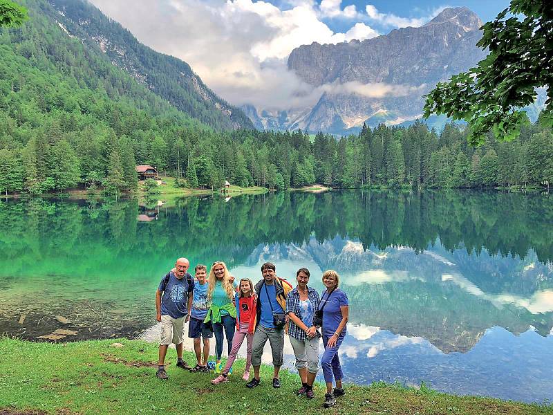 S partou turistů bez rozdílu věku u italských jezer Fusine.