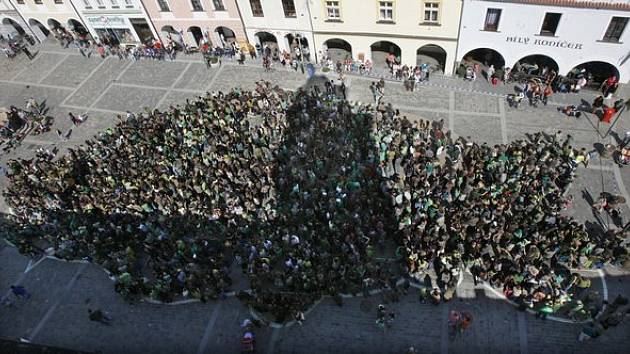 Na zahájení turistické sezony vytvořilo 1865 dětí v Třeboni největšího kapra na světě, byl 40 metrů dlouhý a dvacet široký.