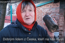 Ukrajinské stařenky hřejí v kamínkách brikety zakoupené českými a slovenskými dárci