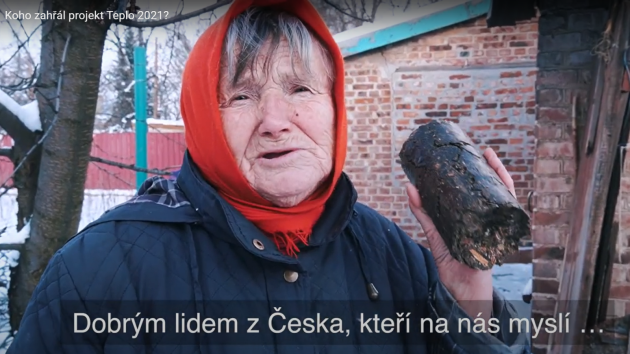 Ukrajinské stařenky hřejí v kamínkách brikety zakoupené českými a slovenskými dárci
