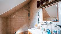 Koupelna v prvním patře, do které zatéká a tvoří se plísně. Je potřeba vyměnit dlažbu a obklady, stejně tak vybavení. Sprchový kout nemá závěs.