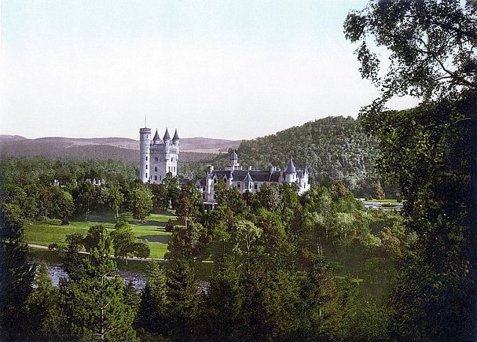 Skotský hrad Balmoral byl údajně vůbec nejoblíbenějším sídlem královny Alžběty II. a právě zde panovnice zemřela. Zde na historické malbě