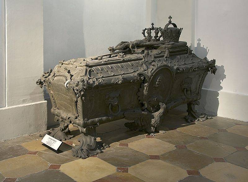Hrob Johanny Gabriely ve vídeňské Kapucínské kryptě. Právě když byla u hrobky mladší sestra mrtvé, Marie Josefa, nakazila se neštovicemi.