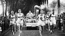 Běžci přináší pochodeň s olympijským ohněm na olympiádu v Berlíně v roce 1936. Tradice běžecké štafety byla založena právě na těchto hrách.