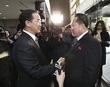 Zástupce Jižní Koreje Cho Myoung-gyon (vlevo) a zástupce KLDR Ri Son Gwon (vpravo).