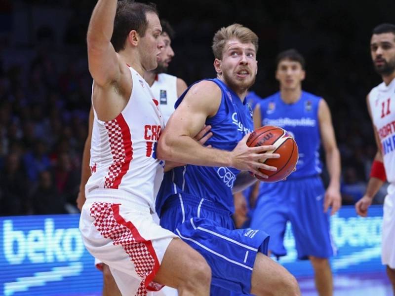 Basketbalista Patrik Auda (vpravo) proti Chorvatsku.