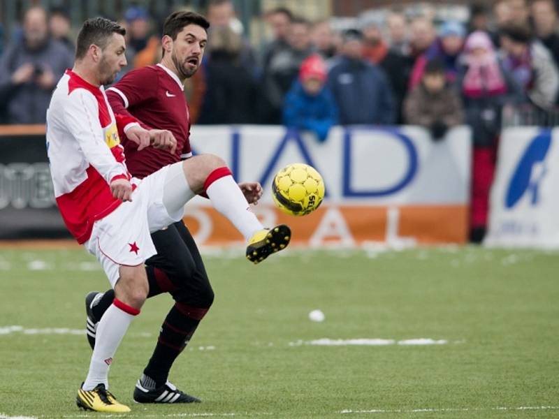 Silvestrovské derby: David Filinger ze Slavie (vlevo) a Jan Flachbart ze Sparty.