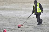 Fotbalové derby mezi Duklou a Spartou muselo být kvůli hustému sněžení odloženo.