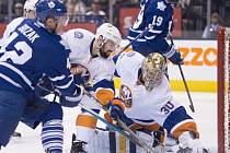 Michal Neuvirth v brance New York Islanders čelí nájezdu útočníků Toronta.