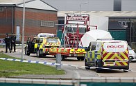 Policisté zasahují v hrabství Essex na jihovýchodě Anglie u kamionu, ve kterém bylo nalezeno 39 mrtvých těl (snímek z 23. října 2019)