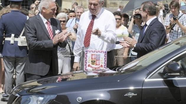 Prezident Miloš Zeman převzal 18. června na Pražském hradě od zástupců společnosti Škoda Auto Winfrieda Vahlanda (vlevo) a Bohdana Wojnara (vpravo) nový vůz Škoda Superb.