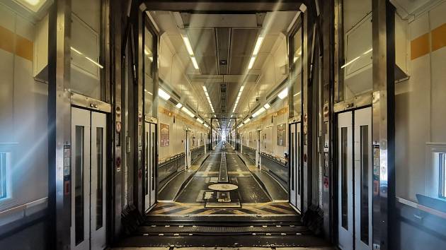  Poté, co se ve vlaku po několika minutách jízdy v Eurotunelu spustily alarmy, museli cestující opustit své vozy a byli odvedeni do servisního tunelu. Ilustrační foto