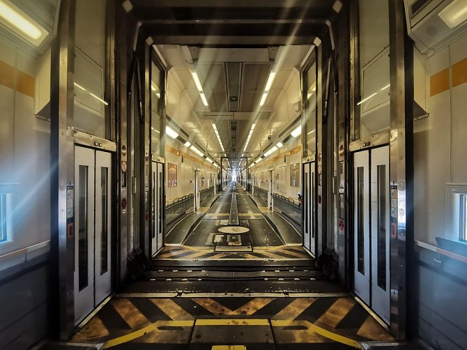  Poté, co se ve vlaku po několika minutách jízdy v Eurotunelu spustily alarmy, museli cestující opustit své vozy a byli odvedeni do servisního tunelu. Ilustrační foto