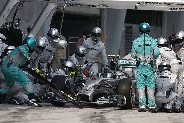 Velká cena Malajsie - Nico Rosberg u mechaniků