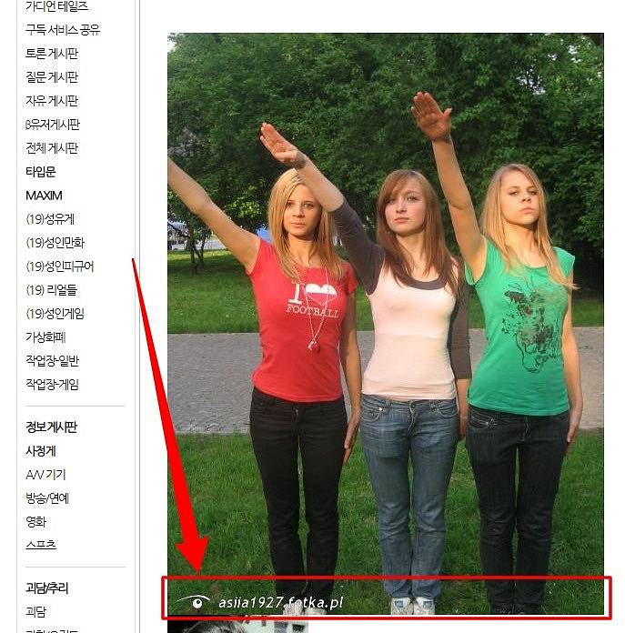 Fotografie z roku 2010 zachycovala dívky i s botami, přes něž byl umístěn vodoznak uvádějící web Fotka.pl a přezdívku uživatele, který snímek zveřejnil zřejmě jako první právě na tomto webu