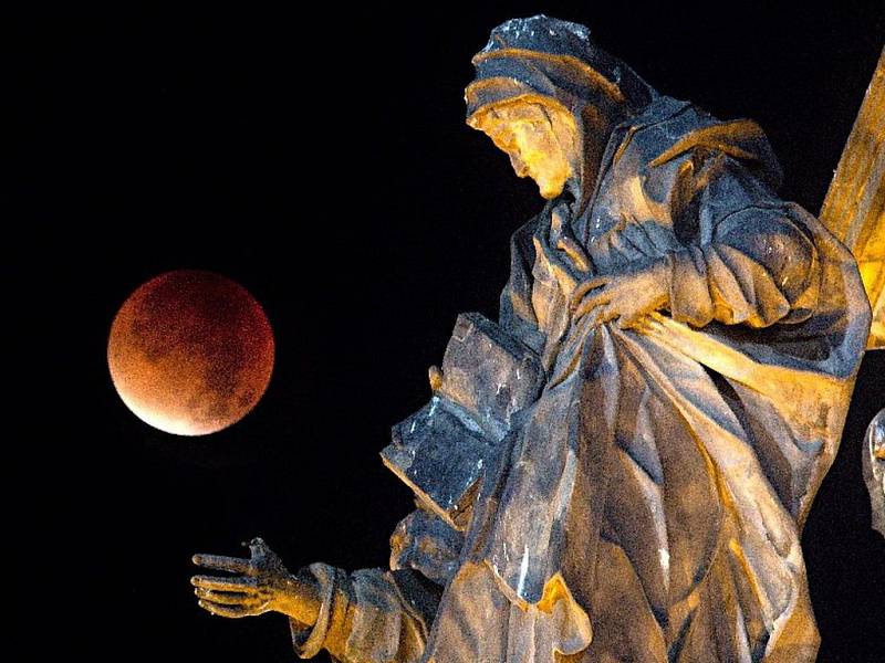 Zatmění Měsíce přes Sloup Nejsvětější Trojice na Horním náměstí v Olomouci.