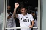 Fotbalista Lionel Messi vítá fanoušky na letišti v Paříži.