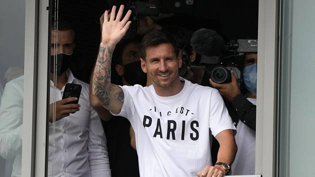 Fotbalista Lionel Messi vítá fanoušky na letišti v Paříži.