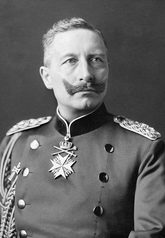 Německý císař Wilhelm II. Jeho matkou byla německá císařovna Viktorie, nejstarší dcera britské královny Viktorie. S matkou měl panovník rozdílné politické názory a snažil se ji izolovat.