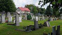 Hřbitov v obci Krásná