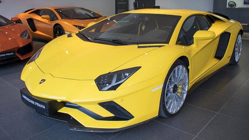 Lamborghini Aventador S, cena 10 980 000 Kč. V cenové relaci kolem deseti milionů seženete i zánovní, omlazenou a vyladěnou verzi Aventadoru. Kvalita je zaručena, neboť se jedná o kousek přímo od českého dealera Lamborghini v Praze.