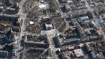 Letecký pohled na divadlo v Mariupolu, které bylo zničeno bombardováním