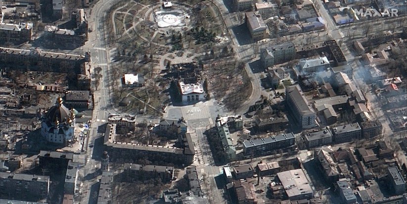 Letecký pohled na divadlo v Mariupolu, které bylo zničeno bombardováním